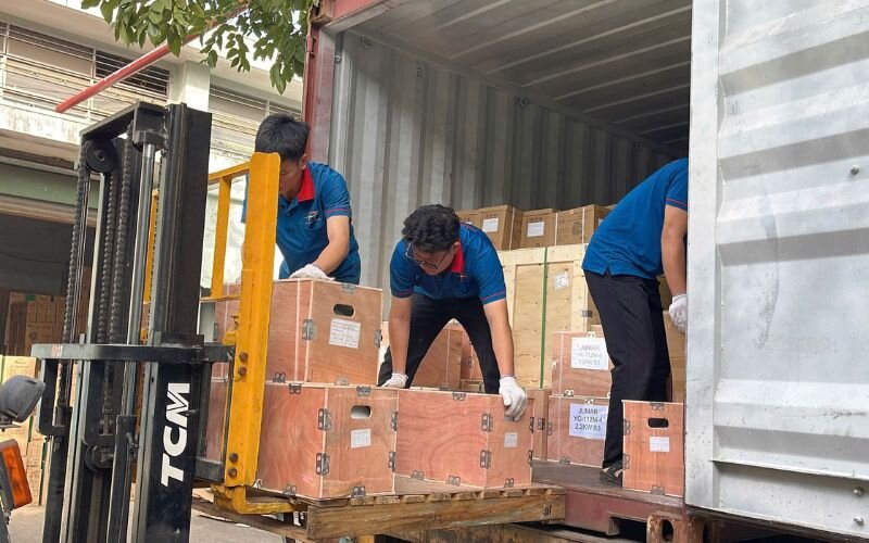 Nhân viên Thành Thái xuống hàng từ container