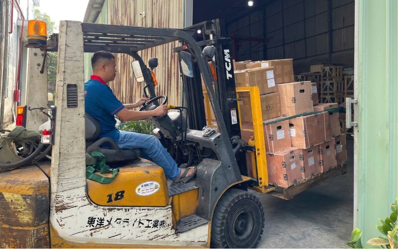 Dùng xe nâng chuyên dụng để vận chuyển hàng