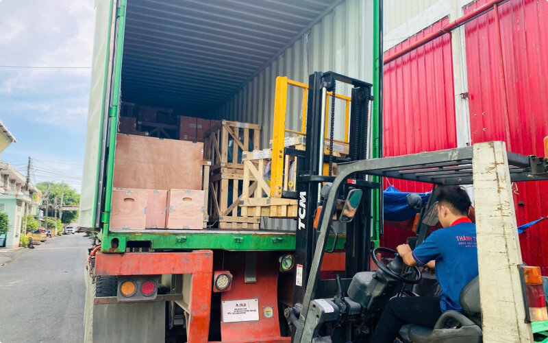 Hàng được đưa về kho bằng xe nâng