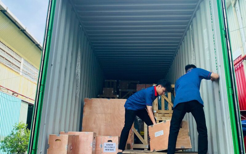 Nhân viên đưa hàng ra khỏi xe