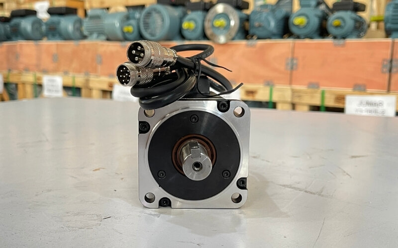 Động cơ servo là một loại động cơ điện đặc biệt dùng để điều khiển vị trí, vận tốc và gia tốc một cách chính xác