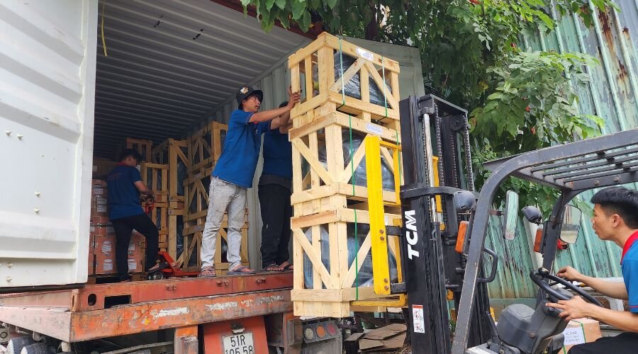 Nhân viên Thành Thái Motor đang xuống hàng