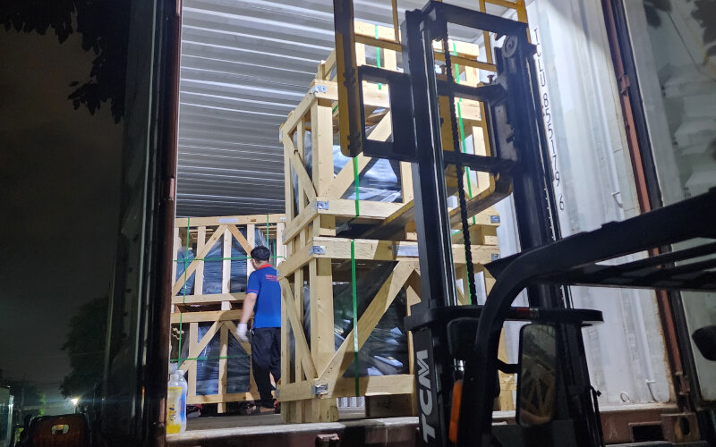 Xe nâng đang xuống hàng từ container