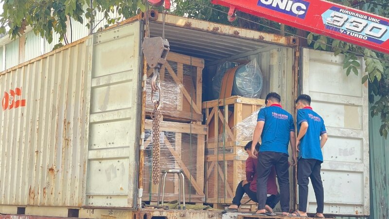 Nhân viên Thành Thái Motor đang sắp xếp các động cơ điện để đưa ra khỏi container