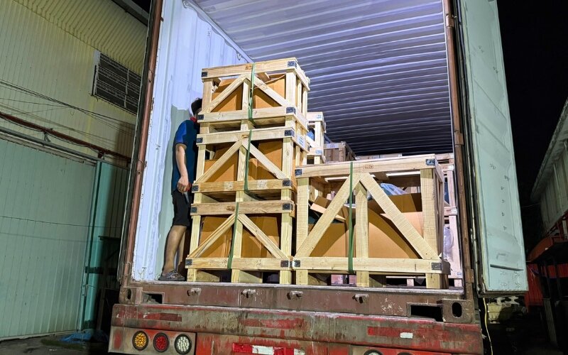Hàng hóa đầy ấp container