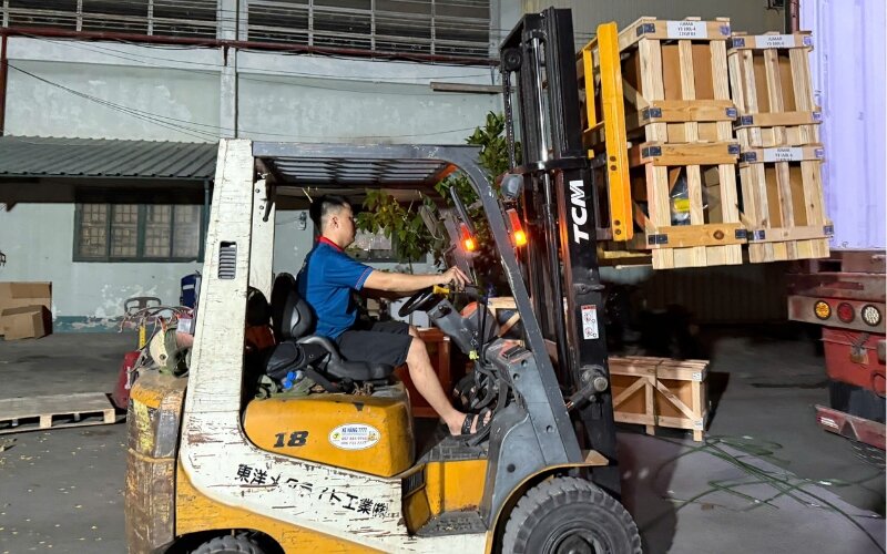 Hàng hóa được vận chuyển bằng xe nâng chuyên dụng