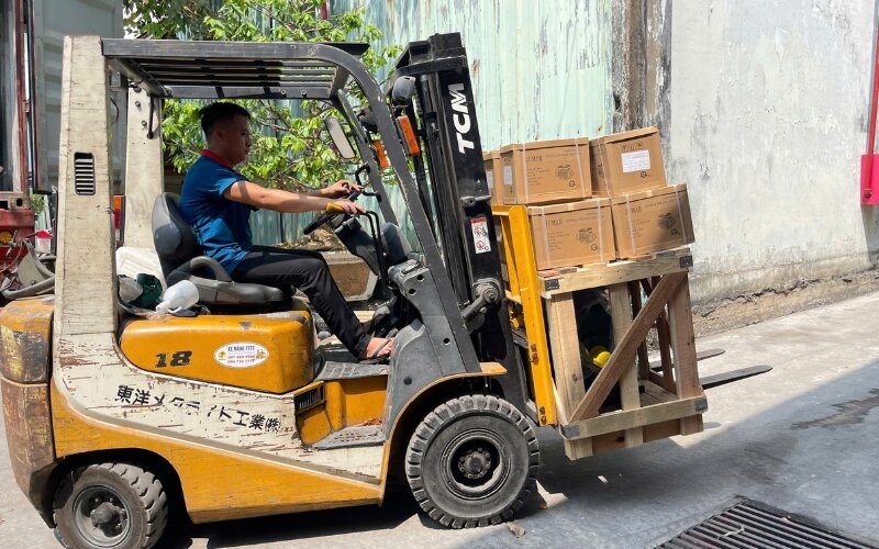 Hàng hóa được vận chuyển bằng xe nâng
