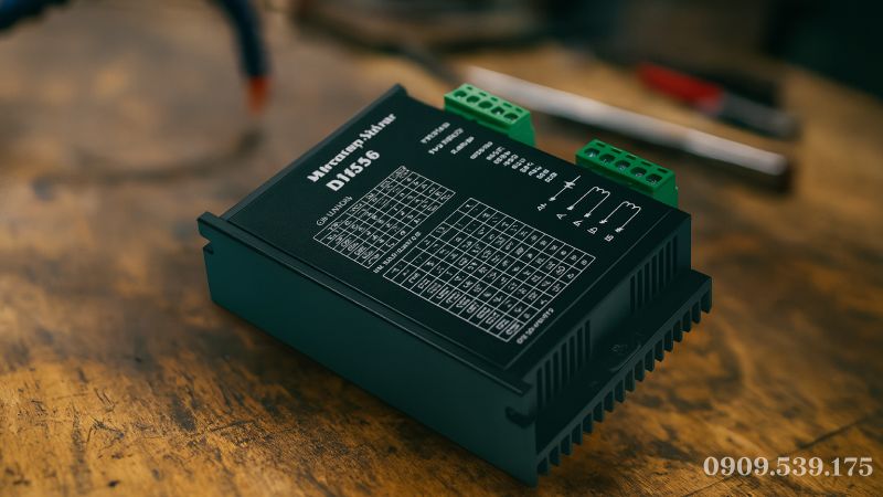 Driver động cơ bước nhận tín hiệu từ PLC và điều khiển motor điện.