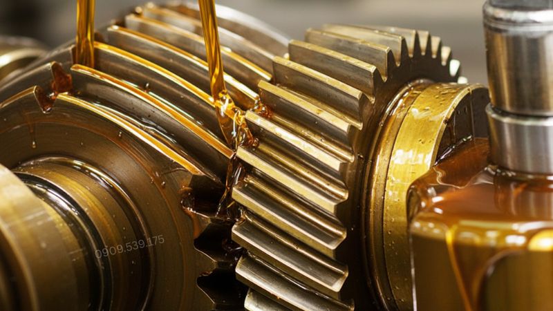 Dầu thủy lực giúp giảm ma sát, bảo vệ các chi tiết, truyền lực hiệu quả và duy trì hoạt động ổn định cho hệ thống thủy lực.