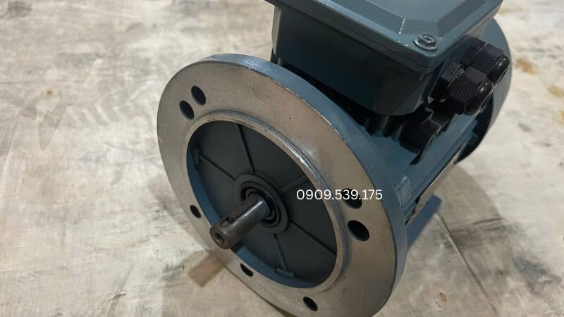 Vị trí đặt thước kẹp chuẩn tại phần gốc trục gần mặt bích để tránh đoạn bị mòn