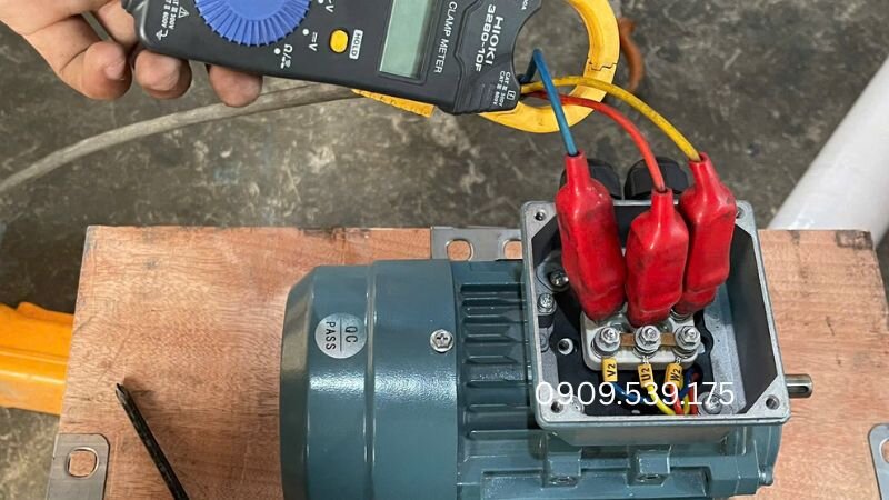 Trình tự 4 bước kỹ thuật: thiết lập thang đo, kẹp dây đo, đọc chỉ số và đối chiếu tem nhãn