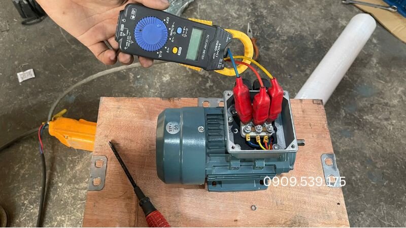 Các sai sót về thao tác kẹp dây, cài đặt thang đo và lỗi thiết bị làm sai lệch kết quả
