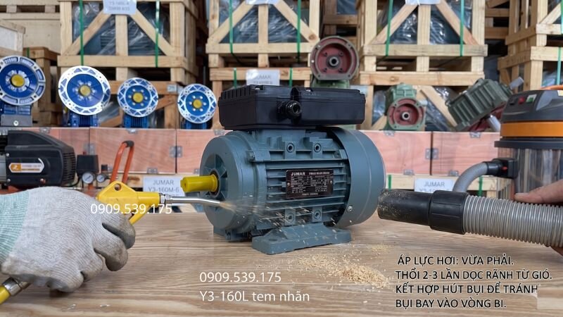 Vệ sinh cuộn dây motor bằng máy thổi khí, hút bụi